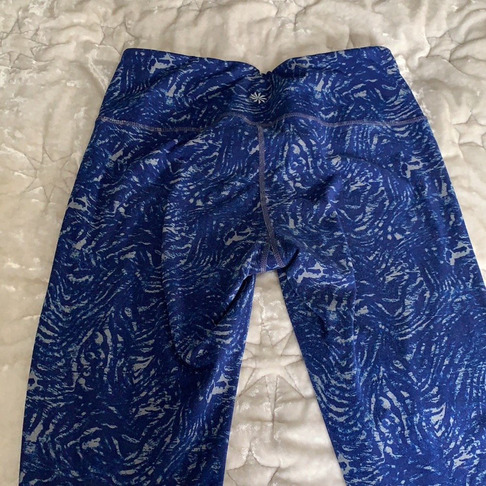 Blue swirl cropped Athleta legging - Picture 4 of 4